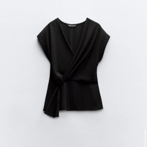 Zara tröja - Jag säljer min zara tröja då den aldrig kommit till användning💞tröjan är helt oanvänd  o har lappen kvar och är i storlek xs, skriv om ni vill ha fler bilder💞💞