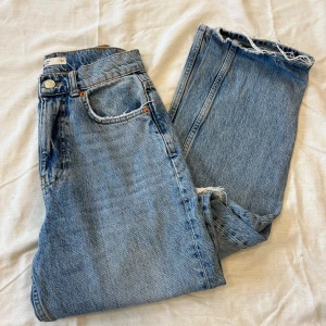 Jeans Gina Tricot  - Skitsnygga raka jeans från Gina Tricot med hål på båda knäna. 