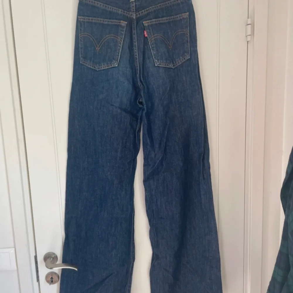 Mörkblåa jeans från Levis i storlek 26. Jag skulle säga yta de passar någon som är 160-165 cm. Mycket bra skick.. Jeans & Byxor.