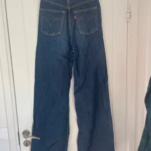 Mörkblåa jeans från Levis i storlek 26. Jag skulle säga yta de passar någon som är 160-165 cm. Mycket bra skick.