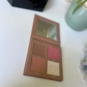 Caia sassy palette - ❗️❗️FRI FRAKT❗️❗️ Jätte fin palette från caia!  Färgen sassy. Sparsamt använd och plasten finns kvar på spegeln. 