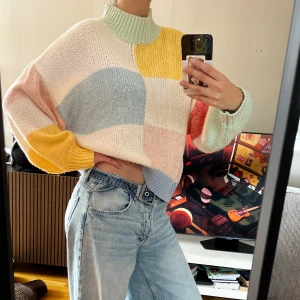 Supersöt stickad tröja från Gina Tricot - Supersöt pastell multicoloured stickad tröja från Gina Tricot. Jättebra skick och varm till hösten. Det är storlek XL men jag har storlek S/M, använder den som en oversized tröja. 