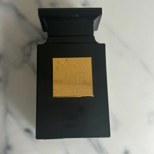 Tom Ford Parfym - Tom Ford Parfym, doft Tuscan Leather Intense. 100 ml flaska men 70/80% kvar, skriv för tydligare bild. Är sliten på framsidan som man ser på bilderna därav priset😊