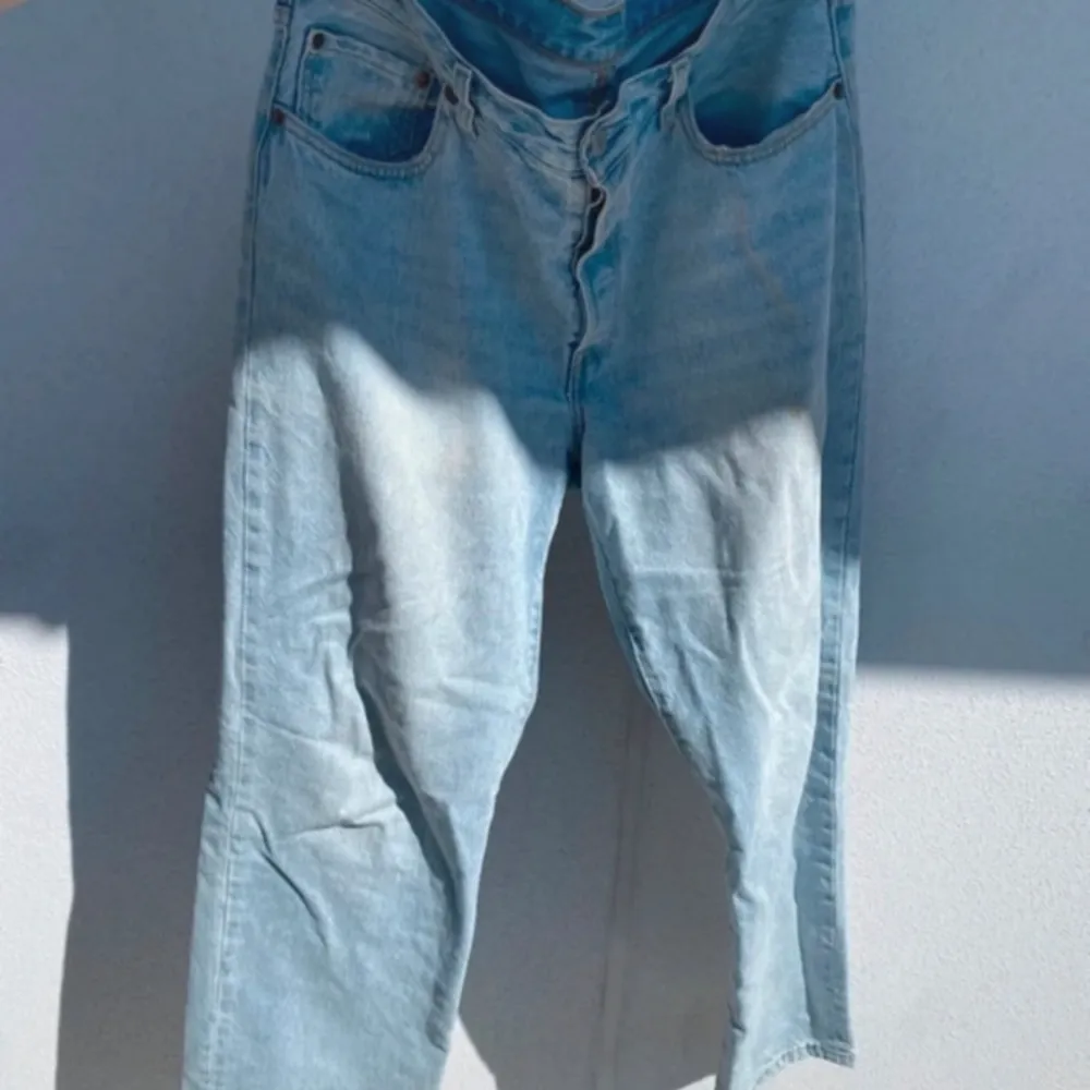 Supersnygga o trendiga Levi’s 501 90s jeans i storlek 32/32 🤩 köpta för 1 år sedan i Levis butiken i Stockholm för 1250kr. Använda ungefär 5 gånger bara så dom är i superfint skick! Jag är 170cm lång och brukar ha storlek 40/42 i byxor 😇. Jeans & Byxor.