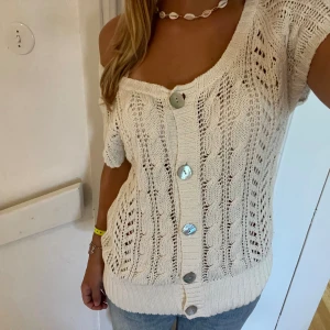 Stickad kortärmad kofta🤍🤍 - Sååå fin och snygg🤍❣️