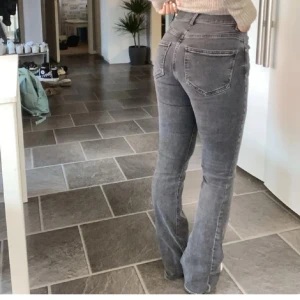 lågmidjade jeans  - säljer mina lågmidjade jeans från Gina i strl 34 då de inte kommer till användning. Dem har en pytte liten slitning nere vid foten men inget man tänker på 💞