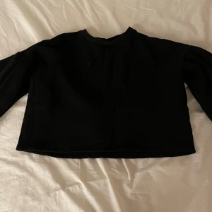 Tjocktröja med mönster - Supermysig tröja med jättefina broderier på ärmarna! 