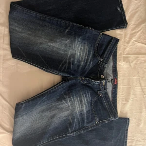 Bootcut jeans low waisted  - Superfina lågmidjade bootcut jeans från Big Star, superfint skick och inga defekter. Säljer pga att dom är för stora men skulle annars gärna behållt. Köpt via Vinted. Midja: 40cm Innerben: 78cm