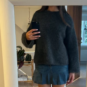 Stickad tröja hm - Stickad tröja från hm💗 köpt för ett tag sen och säljs inte längre. Säljer pågrund av att den inte kommer till användning😊