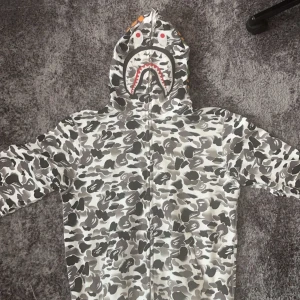 Bape hoodie - Hej! Jag säljer min Bape hoodie i mycket gott skick. och är ej använd. Fick den I present av min Kusin