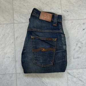 Nudie Jeans - Säljer nu dessa feta Nudie Jeans i den eftertraktade modellen Thinn Finn, en slim-passform. | Jeansen är i bra skick och har använts sparsamt. | Storlek: 28/32 | Nypris: 1800 kr | Hör av er vid minsta fråga eller fundering :)
