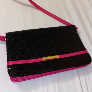 Juicy couture väska  -  Säljer min vintage juicy couture väska som är köpt i New York. Denna väska är väldigt unik och säljs inte längre, den passar till många outfits och till många tillfällen. Perfekt storlek och får plats med mycket saker!