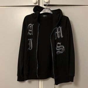  Zip Hoodie custom - Zip hoodie som är custom made, riktigt fet faktist. Storlek S Bra skick