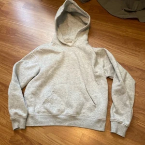 Hoodie gina - Grå hoodie från Gina Tricot, storlek xs💞 lite smink vid luvan men kan tvättas innan den postas!