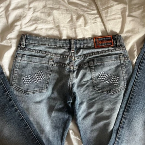 Lågmidjade jeans - Säljer dessa assnygga jeans pågrund av att de är för små 💔 De är i väldigt gott skick. Midjemåttet=38 Innerbenslängd=80
