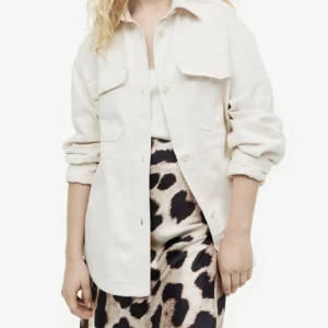 Beige overshirt - Säljer en  beige jeansjacka med långa ärmar och knappar framtill. Den har inga defekter och är i bra skick. Kontakta mig om du har fler frågor 😊