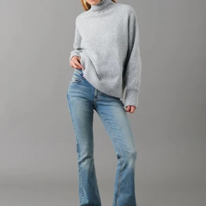 Low waist bootcut jeans - Jätte fina low waist bootcut jeans från Gina som är nästan helt slutsålda. Det är bara använda en gång, nypris 500kr💕