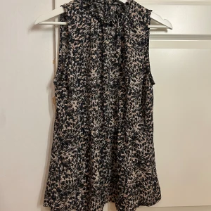 Fin blus - Blus ifrån hm storlek 40 men passar mig som brukar ha 36😊