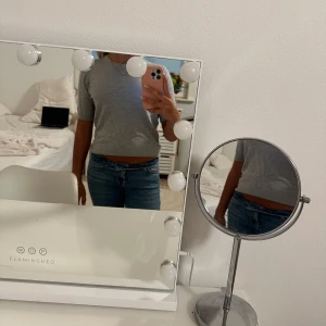 Grå kortärmad tröja - Säljer en stilren och enkel grå tröja med korta ärmar. Perfekt för vardagsbruk och kan lätt matchas med jeans eller kjol. Tröjan har en normal passform och är superbekväm att ha på sig.