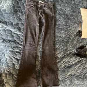 Jeans - Säljer ett par grå/svarta jeans som är från Zara. Jag har sytt dom lite mer lågmidjade än vad dom har varit förut så det är lite tajt från låren till midjan. Kontakta mig om du är intresserad. 