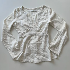 ICHI topp - Vit topp från ICHI i 100% bomull🤍