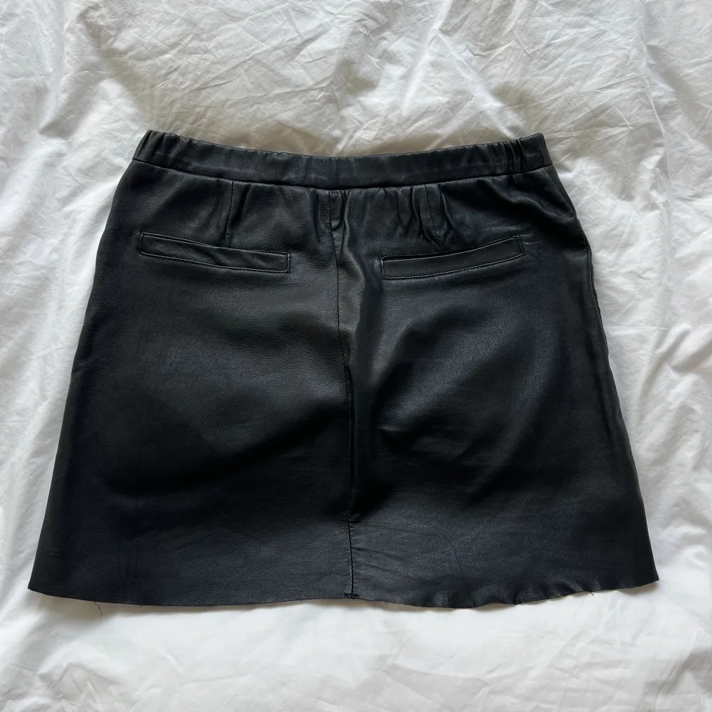 Minikjol i svart skinn från Zadig&Voltaires Deluxe-linje. Storlek fransk 36, passar xs-s, eventuellt liten medium då den är stretchig i skinnet. . Hameet.