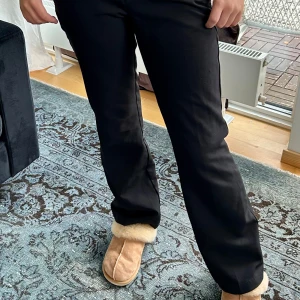 Bikbok konstymbyxor Flare  - Svarta kostymbyxor, Flare Inköpspris:399kr