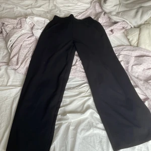 Svarta vida byxor - Säljer ett par svarta byxor med en loose och bekväm passform. De är högmidjade och har en stilren design, använd några gånger men inget fel på dom.