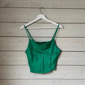 Topp - Grön topp från Zara. Helt oanvänd. Skriv för frågor och fler bilder!💕