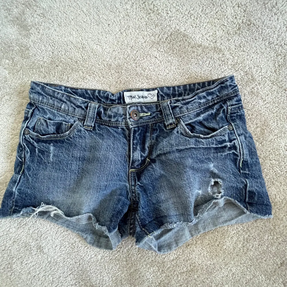 Lågmidjade jeansshorts köpta från TRN jeans, storlek XXS💕. Shorts.