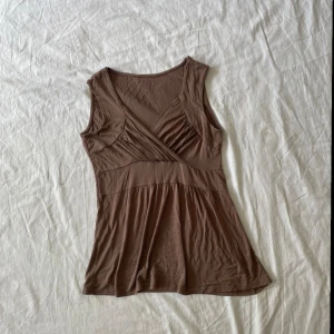 Söt topp - Bra skick, en liten defekt i sista bilden💗 storlek står ej, skulle gissa på s/m (skyltdockan är en s) har inga andra bilder!
