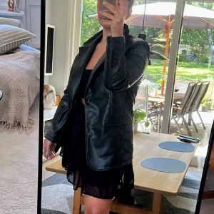 Läderblazer - Bohoo - Snygg och cool blazer i konst-läder från bohoo! Tyvärr använd bara 1 eller två gånger! Är liten i storleken men passar mig som vanligtvis har 38/M och är 164! Nypris 500 kr - Säljer för 300 + frakt🖤 