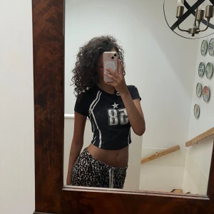 En cropped top med jersey nummer 58 - Det är en top som är cropped och har nummer framme men inte bak. det är en rund nackedel som ligger ganska nära halsen:)  Längd: 43,5cm Armlängd: 23 cm Byst: 79 cm Cuff: 25 cm Biceps längd: 25,5 cm