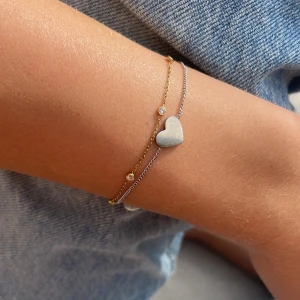 Armband - Armband med ett hjärta på frpn edblad! Använd fåtal gånger! 