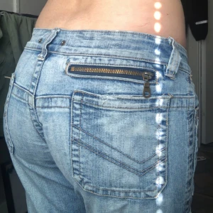 Lovely goddess jeans - Säljer mina as snygga Lovely goddess jeans! Dom e lowwaist och bootcut! Passar en som har s och xs❤️ kan även byta mot något!❤️