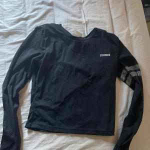 Stronger träningströja  - Säljer min älskade träningströja pga förliten. Storlek S med lufthål över ryggen. Använd men i bra skick 