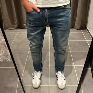 Säljer ett par riktigt snygga tiger of Sweden jeans i strl 30/32 | Style Evolve | Modellen på bilden är 170 | 