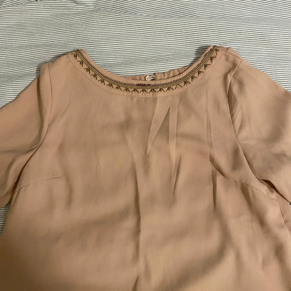 Säljer en beige/ljus rosa blus från Vero Moda Pärl detalj vid kragen Använd fåtal gånger Väldigt bra skick. Puserot.