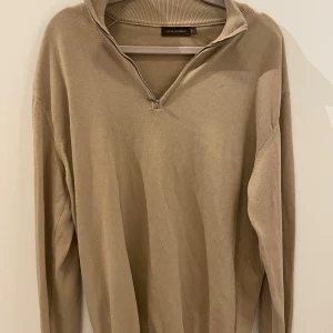 Oscar Jacobson half zip stickad tröja - Märket Oscar Jacobson stickad tröja Modell: Regular fit half zip Aldrig använd Strl M