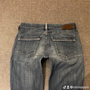 Low/Mid rise bootcut Diesel Jeans -  Säljer ett par snygga blå bootcut jeans från Diesel med slitningar på framsidan. Jeansen är i normal passform och ser ut att vara i bra skick. Stretchigt material, midjemått ca 38 Innerbenslängd ca 86 💕 Jag är 165