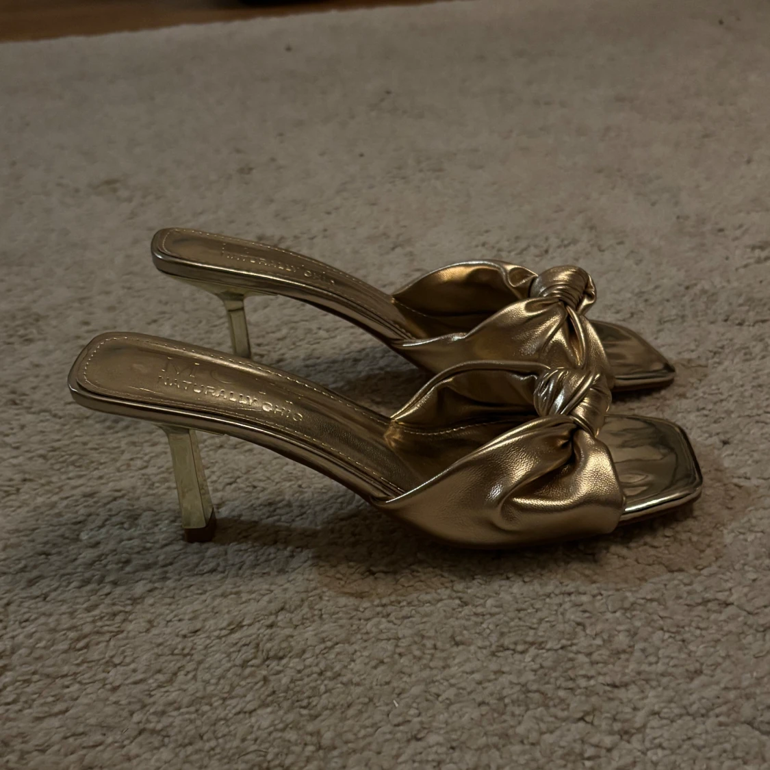 Guldiga klackskor - 90