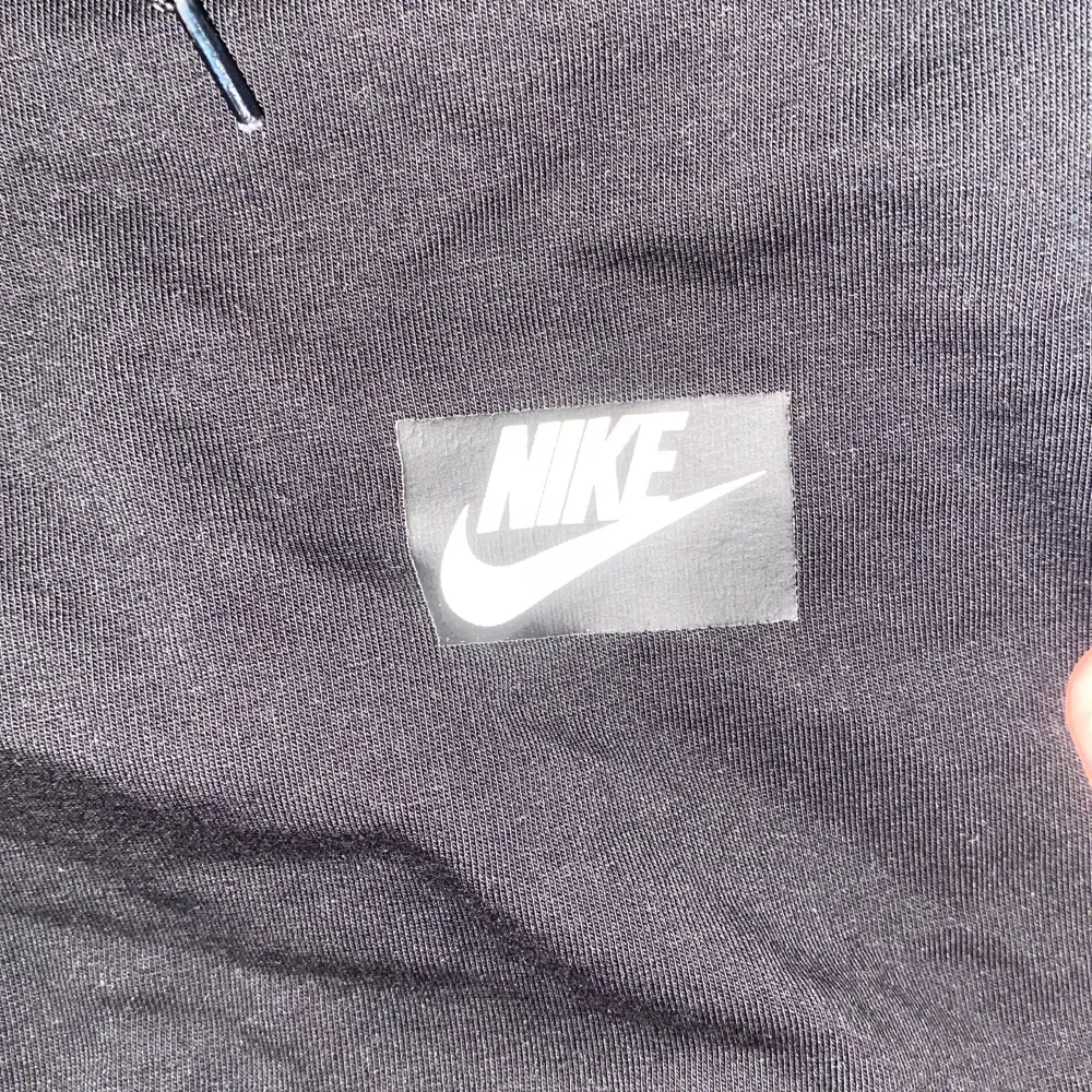 Säljer ett par svarta Nike shorts i storlek S. De är perfekta för träning eller en avslappnad dag. Shortsen har en dragsko i midjan för justerbar passform och det klassiska Nike-loggan på benet. Materialet känns mjukt och bekvämt.. Shorts.