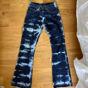 Midwaist bootcut jeans. Ser högmidjade ut men går under naveln🫶