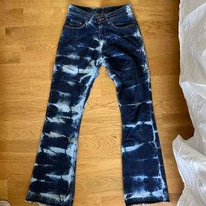 Utsvängda jeans - Midwaist bootcut jeans. Ser högmidjade ut men går under naveln🫶
