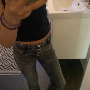 Gråa bootcut jeans!   - Jeans med 4 knappar från H&M💓 Använd typ 5 gånger men inga defekter💋💋 skriv om ni vill ha fler bilder🫶