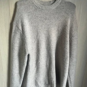 Stickad långärmad från Zara - Köpt på Zara, ulltyg så väldigt skön då de kallare vädret börjar stiga sig fram. Säljer då den är för stor för mig 