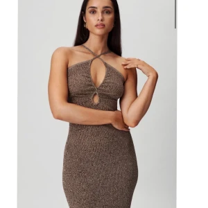 Fano knitted midi dress in brown melange - Otroligt snygg, lång klänning från adoore. Har dessvärre endast använt en gång. Nyskick.   Perfekt plagg nu till hösten!