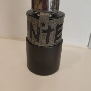 Armaf hunter intense edp parfym - Parfym från Armaf. Perfekt för hösten och vinterns kallare dagar. Köpt för ungefär 300 och säljer för 250 då det är ungefär 95 av 100 ml kvar. Om du vill ha mer bilder eller undrar något är det bara att fråga.