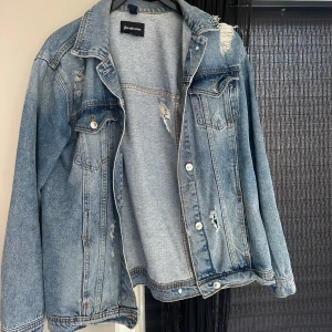 Jeansjacka  - Oversized jeansjacka från stradivarius med slitningar. Använd ca 2 gånger 