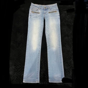 Lågmidjade jeans - Jättesnygga lågmidjade jeans med dragkedjor!🙏💝 Midjemått: 36-37cm Ytterbenslängd: 98-99cm Innerbenslängd: 77-78cm